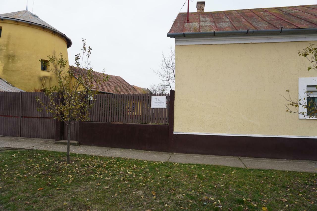 Piri Vendeghaz Hotel Hajduboszormeny Bagian luar foto