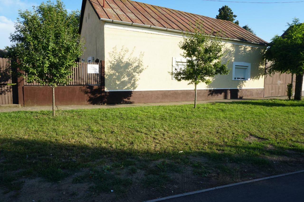 Piri Vendeghaz Hotel Hajduboszormeny Bagian luar foto