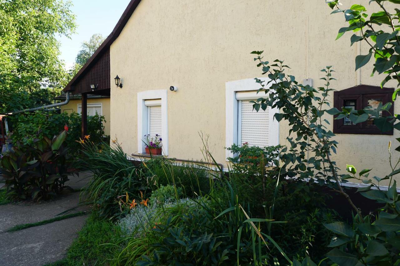 Piri Vendeghaz Hotel Hajduboszormeny Bagian luar foto