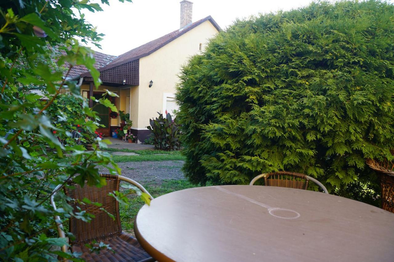 Piri Vendeghaz Hotel Hajduboszormeny Bagian luar foto